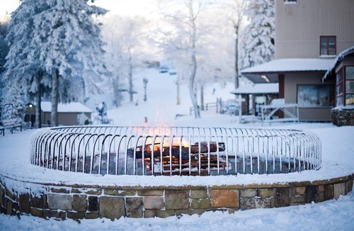 Beech Mountain House | 3 Min to Ski Slopes Sleeps 8 Hot Tub Pool Sledding
