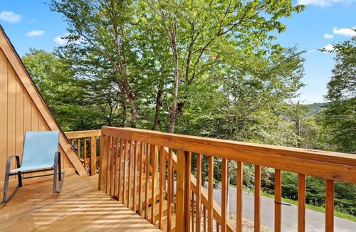 Beech Mountain House | 3 Min to Ski Slopes Sleeps 8 Hot Tub Pool Sledding