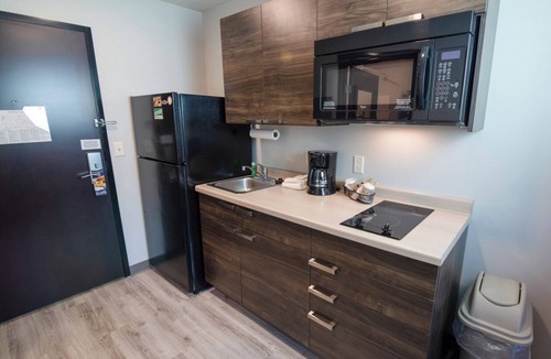 Deep Creek Hotel | 3 Minimalist Units w/Full Kitchenette & Free Parking | 4.8 Mi to Harborwalk
