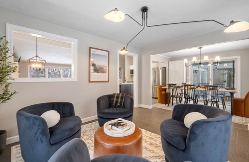 South Bend House | 3 Mins to ND. Hot Tub, Game Room, Sleeps 16, Fire Pit