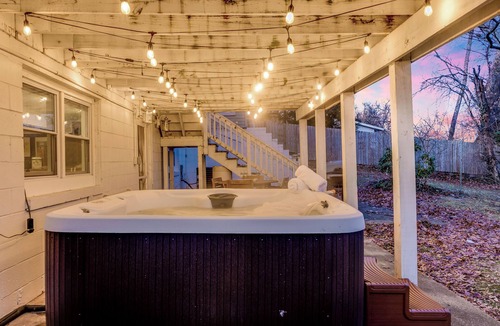South Bend House | 3 Mins to ND. Hot Tub, Game Room, Sleeps 16, Fire Pit