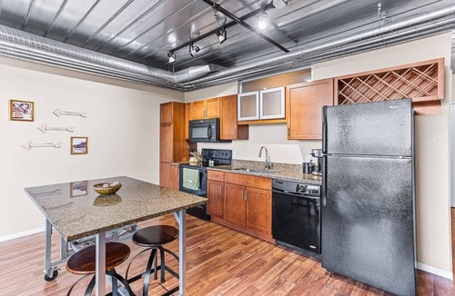 Old West Side Apartment | 3 Modern 2BR Apts Near Kerrytown w Parking & Gym