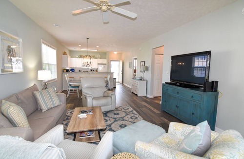 North Myrtle Beach Condo | 3 night minimum. 2 bedroom. Outdoor pool. Close to beach.