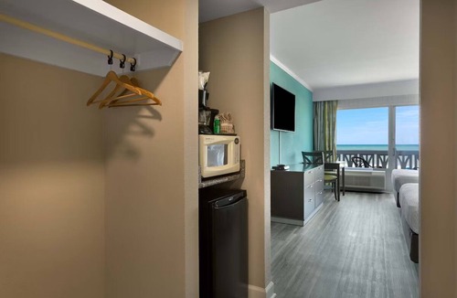 Myrtle Beach Resort | 3 Oceanfront Family-Friendly Rooms in Myrtle Beach Near SkyWheel & Boardwalk
