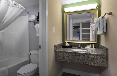 Myrtle Beach Resort | 3 Oceanfront Family-Friendly Rooms in Myrtle Beach Near SkyWheel & Boardwalk