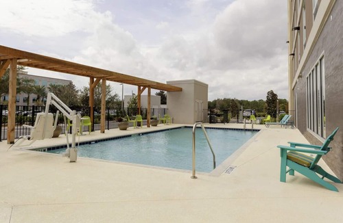 West Palm Beach Hotel | 3 Pet-Friendly King Studios w/Outdoor Pool, 3.2mi West Palm GreenMarket