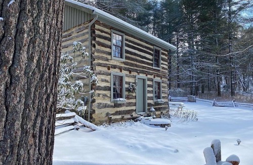 Montebello Cabin | 3 Sisters - Historic 1840 Pre-Civil War Log Cabin with sauna, hot tub & firepit!