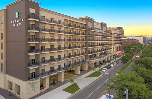 Grand Rapids Hotel | 3-Star Hotel ∙ Embassy Suites By Hilton Grand Rapids Downtown