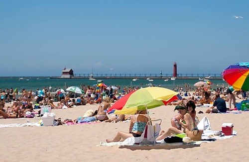 Spring Lake Hotel | 3-Star Hotel ∙ Holiday Inn Grand Haven-Spring Lake, an IHG Hotel