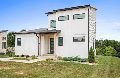 Dry Ridge House | 3-story home for 12 Near Ark with Hot Tub & Parking!