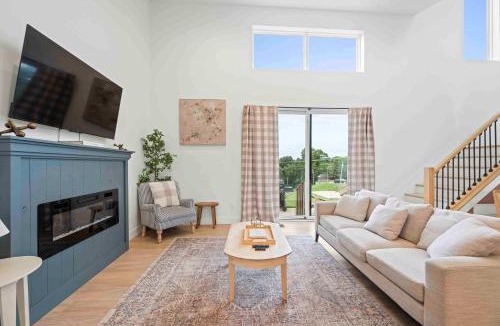 Dry Ridge House | 3-story home for 12 Near Ark with Hot Tub & Parking!
