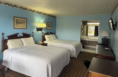 Tazewell Hotel | 3 Tidy Rooms w/2 Full Beds + Private Bath, Close to Scenic Mountain Trails