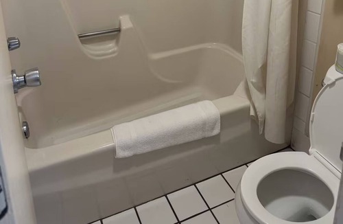 Tazewell Hotel | 3 Tidy Rooms w/2 Full Beds + Private Bath, Close to Scenic Mountain Trails
