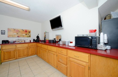 Charlotte Hotel | 3 Units | Charlotte, MI Stay | Near Downtown Attractions