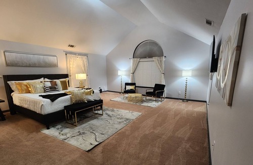 Cliftondale House | 3500 Sq Ft Lux Home:2 King, 6 Queen, & 2 Twin Beds