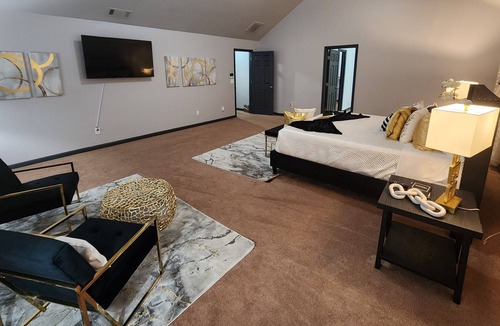 Cliftondale House | 3500 Sq Ft Lux Home:2 King, 6 Queen, & 2 Twin Beds