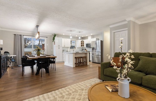 Jeffersonville House | 3600SF~Game Room~2 Kitchens~Hot Tub~Backyard Games