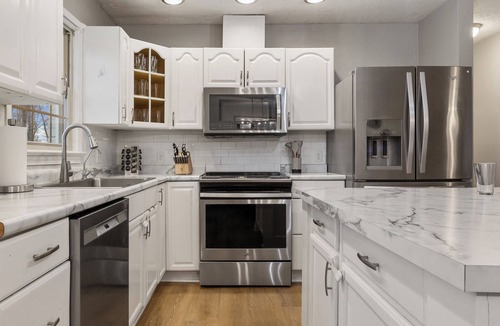 Jeffersonville House | 3600SF~Game Room~2 Kitchens~Hot Tub~Backyard Games