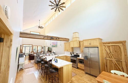 Green Valley House | 360° Mountain Views! 1 mile off 77, Pride’s Mountain Guest House and Farm Stay