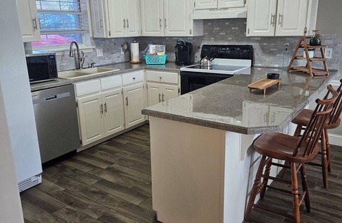 Cabot House | 3bd/2bth Home, king/queen bds,crib, RV/trailer parking, pet fence, massage chair