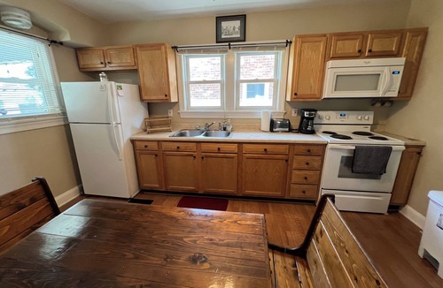 New Albany House | 3BR/1.5BA Blue Bungalow: Close to Louisville & Downtown NA