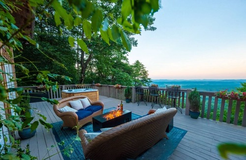 Menlo Cabin | 3BR, 2BA, stunning mtn view, jacuzzi, dry sauna, fire pit, wood burning stove