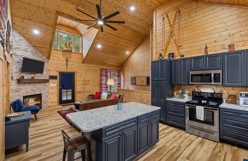 Sevierville Cabin | 3BR/3BA - 3 STEPS TO FRONT DOOR. Convention Center 1mi, 15min to Dollywood