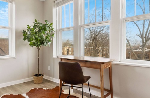 University City Apartment | ★ 3BR Apt ★ Mid Term Stay ★ The Loop - WashU - BJC ★
