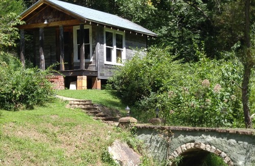Gandeeville House | 3br bungalow in charming Walton with AC, WiFi