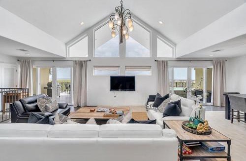 West End House | 3BR lake retreat - pool, hot tub & balcony views