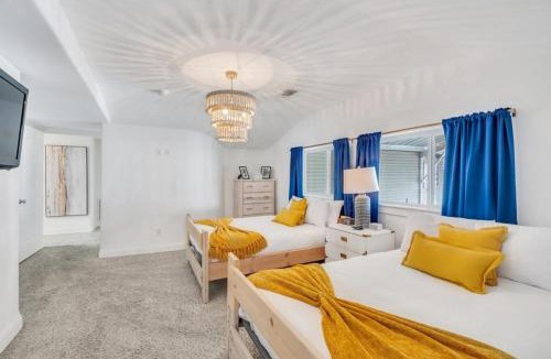 West End House | 3BR lake retreat - pool, hot tub & balcony views