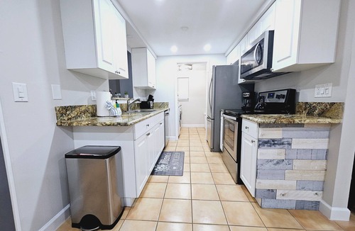 Sarasota Springs House | 3BR retreat w/private fence yard 16 min to Siesta Key