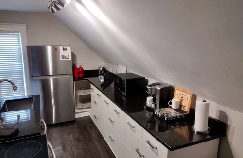 Plymouth House | ★3min To Kellogg Park 2BR★ Plymouth ★ Parking★W/D★