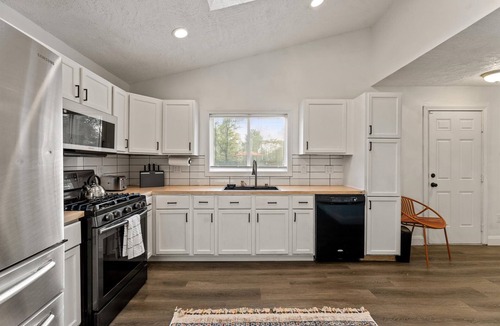 Georgetown House | 3min to UND | Firepit, Pingpong & Game Nights