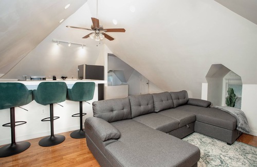 Squirrel Hill Apartment | 3min>Walnut:UPMC Shadyside:3min>CMU:Full Kitchen