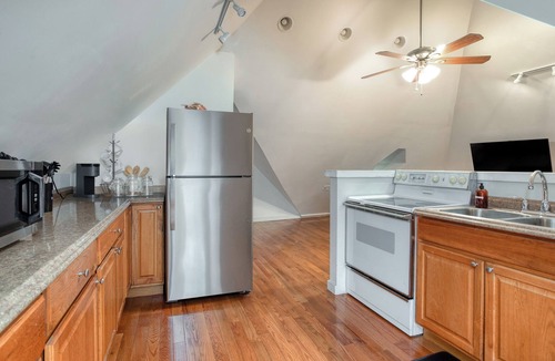 Squirrel Hill Apartment | 3min>Walnut:UPMC Shadyside:3min>CMU:Full Kitchen