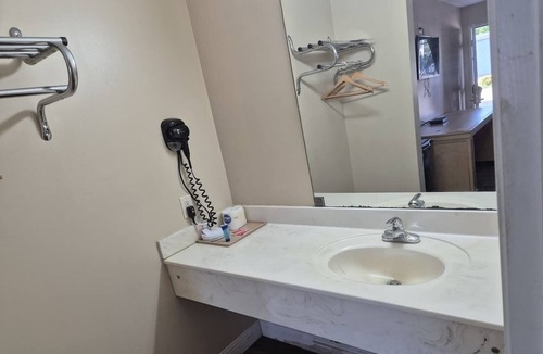 Chickamauga Hotel | 4 Affordable Queen Rooms for Exploring Top Spots – Perfect for Weekend Stays