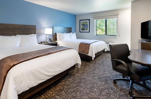 Ashwaubenon Hotel | 4 Affordable Rooms with Fully Equipped Kitchen for Relaxing After the Game