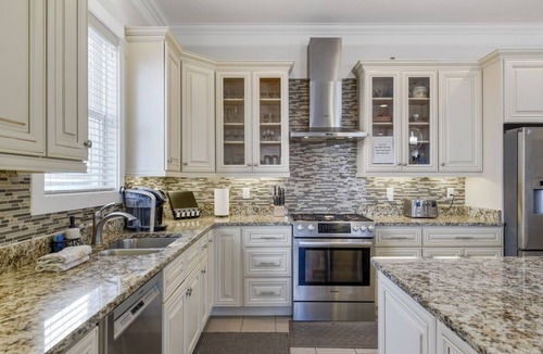 Edgehill House | 4 bdrm+3offices. Walk to the Gulch, Broadway,Rooftop Deck, Outdoor Grill