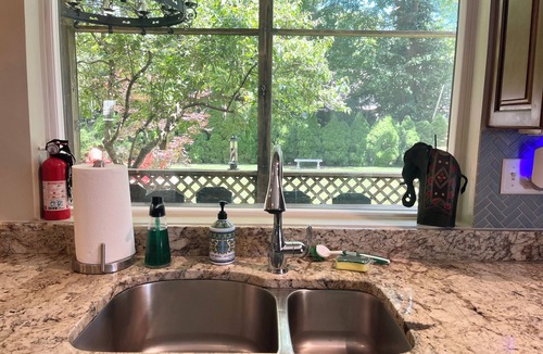 Union Pier House | 4 bed/3 bath huge house, 1.5 blocks to beach/town, hot tub/game rm, dog friendly
