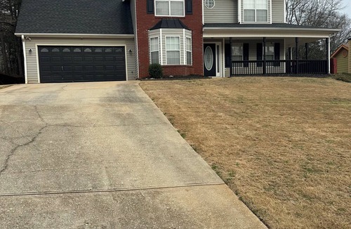Rex House | 4-bedroom 2.5 bath Jewel in Rex with AC, WiFi, Private backyard, Very Quiet.