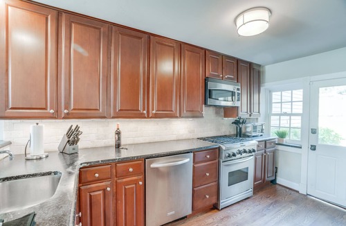 Downtown House | 4 Bedroom, 3 Bath Big Downtown Frederick home, w/Private Patio & fire table