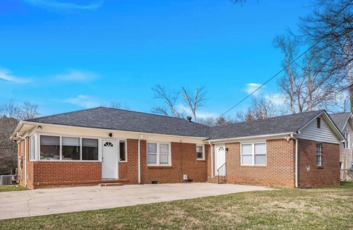 Mountain Island House | 4 Bedroom King bed 7 Min to Uptown 10Min to Airport