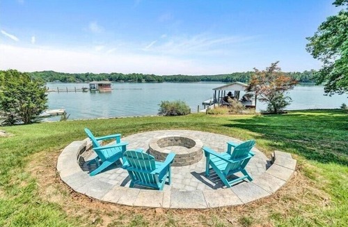 Moneta House | 4 Bedrooms, 1 Flex Room, 3½ Bathrooms! Pet Friendly! Many Recent Updates! Sits Close to the Water!