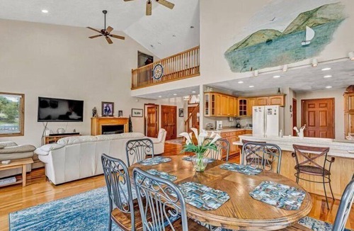 Huddleston House | 4 Bedrooms, 4½ Bathrooms, Sleeps 8! Come Visit 'Carter Cook Retreat'!
