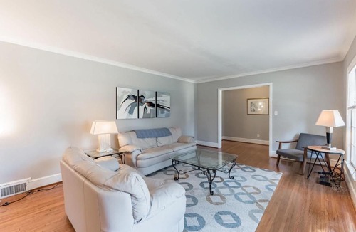 Beverly Woods House | 4 BR Ranch in Prime Southpark Backyard and Porch