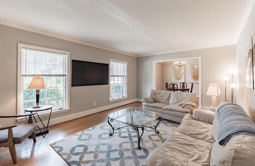 Beverly Woods House | 4 BR Ranch in Prime Southpark Backyard and Porch