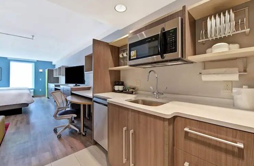 West Palm Beach Hotel | 4 Bright King Studios w/Breakfast & BBQ, 1.8mi Armory Art Center WPB Area