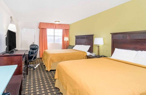 Lookout Valley Neighborhood Association Hotel | 4 Chattanooga Escape Near Ruby Falls w/Two Queens and Outdoor Seasonal Pool