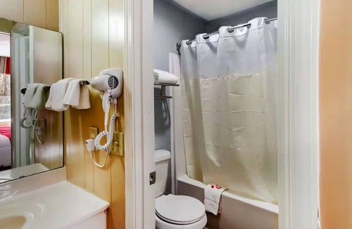 Ridgeland Hotel | 4 Great Units w/Free Parking Near Fiddlers Seafood Restaurant